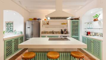 Geladeira, micro-ondas, fogão, cooktop