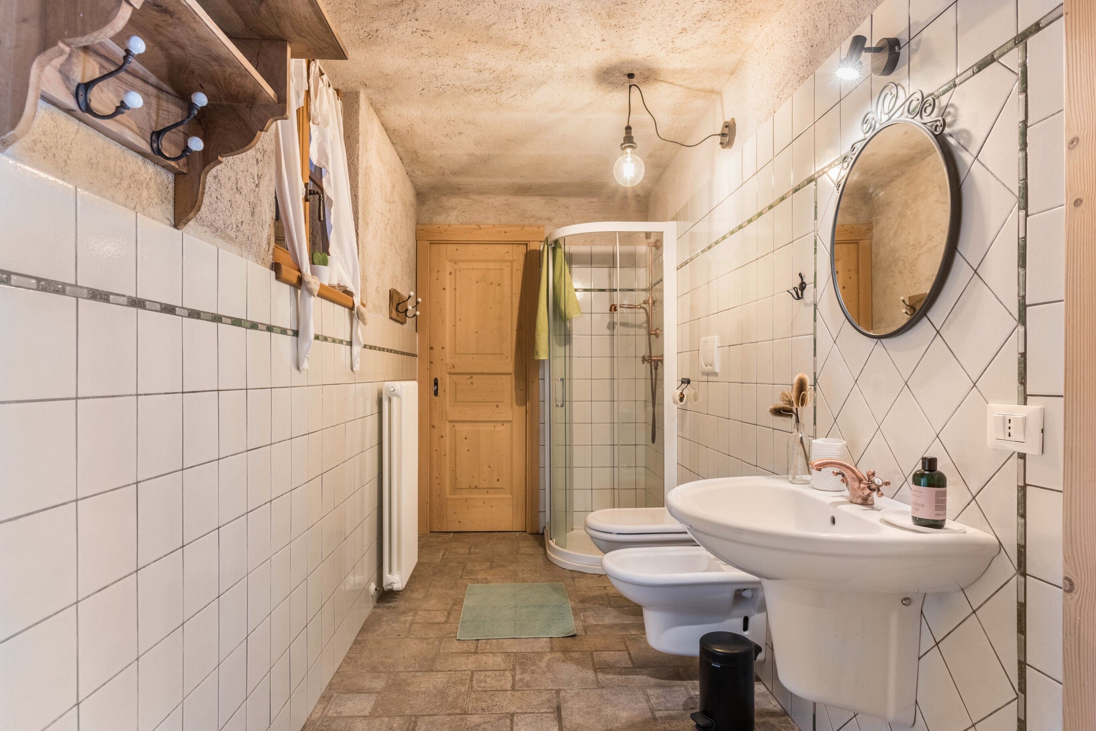 Baignoire, articles de toilette gratuits, sèche-cheveux
