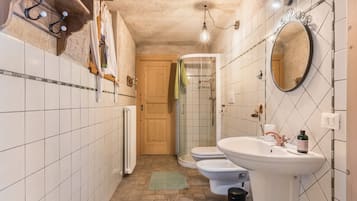 Baignoire, articles de toilette gratuits, sèche-cheveux