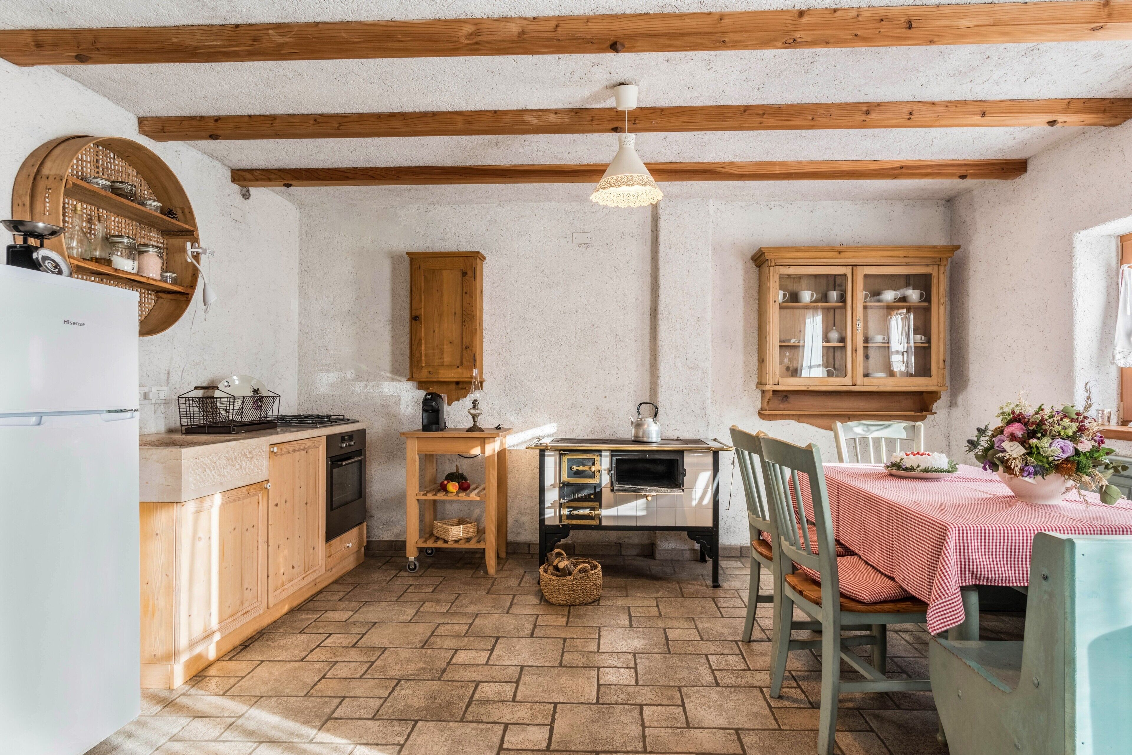 冷蔵庫、電子レンジ、オーブン、コンロ