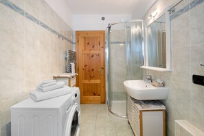 Bathtub, hair dryer, towels - Apartment "Rin Star Livigno" with Mountain View & Wi-Fi (Livigno)