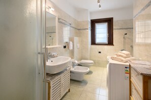 Baignoire, sèche-cheveux, serviettes fournies