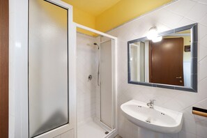 Douche, séchoir à cheveux, serviettes fournies