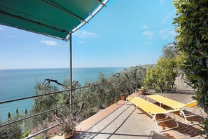 Terrace/patio - Apartment "Casa Gelsomino" with Sea View, Wi-Fi, Garden and Terrace (Imperia)