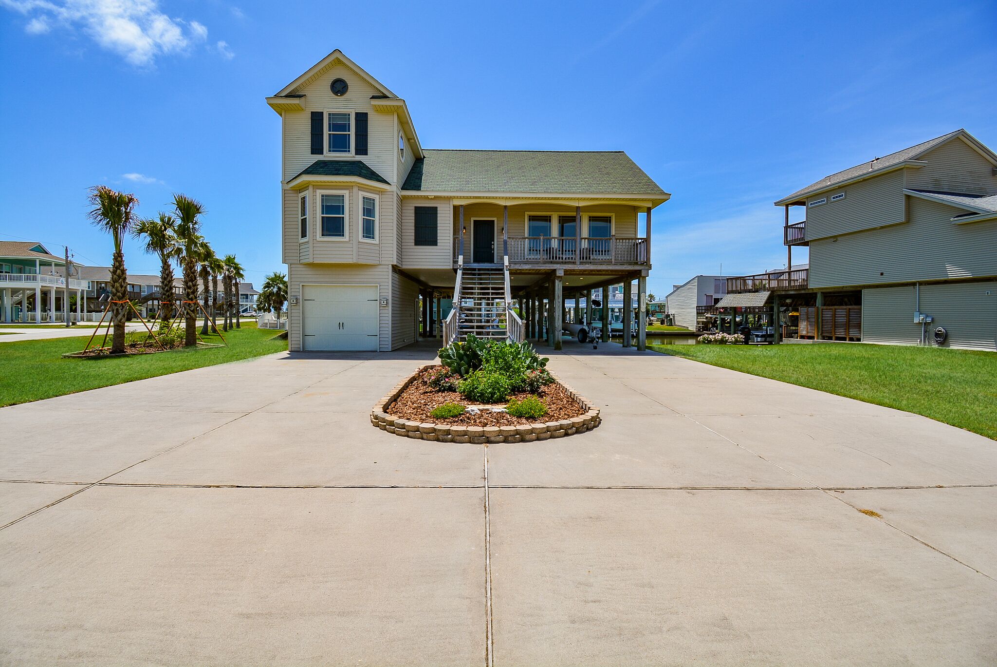 Cozy beach retreat: Fish, play, swim, relax!