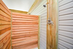 Combined shower/tub, hair dryer, towels
