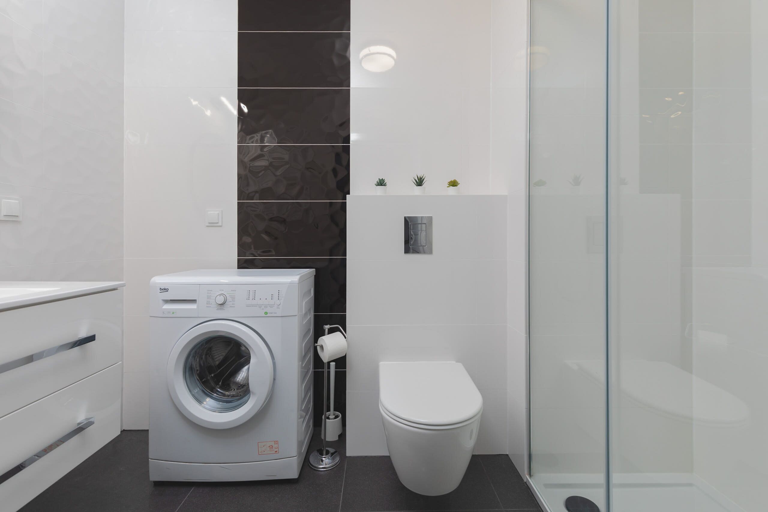 Een douche, een haardroger, handdoeken, shampoo