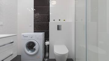 Een douche, een haardroger, handdoeken, shampoo