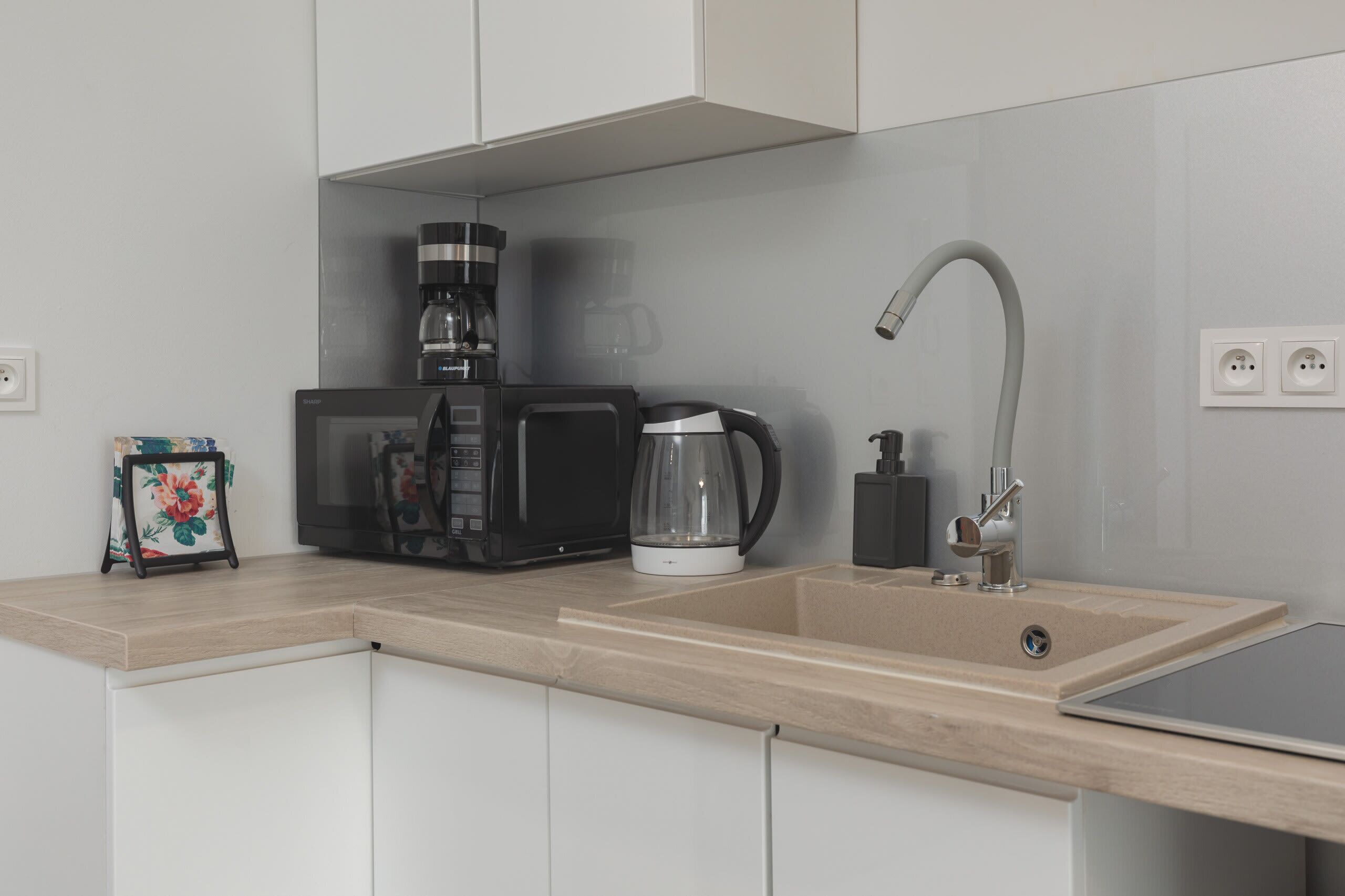 Frigorifero, microonde, piano cottura, macchina per tè/caffè