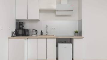Réfrigérateur, micro-ondes, plaque de cuisson, cafetière/bouilloire