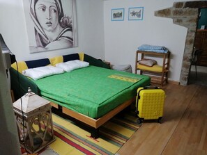 2 chambres, bureau, fer et planche à repasser, lit de bébé portatif