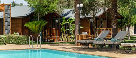 En säsongsöppen utomhuspool