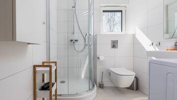 Shower, hair dryer, towels, shampoo