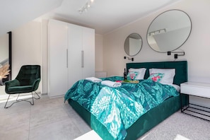 1 Schlafzimmer, Schreibtisch, Bügeleisen/Bügelbrett, Reisekinderbett