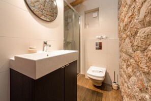 Villa, 3 chambres, piscine privée, vue sur la mer | Salle de bain | Douche, serviettes fournies