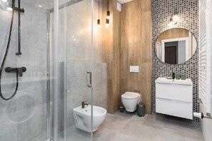 Shower, hair dryer, towels, shampoo