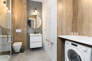 Shower, hair dryer, towels, shampoo