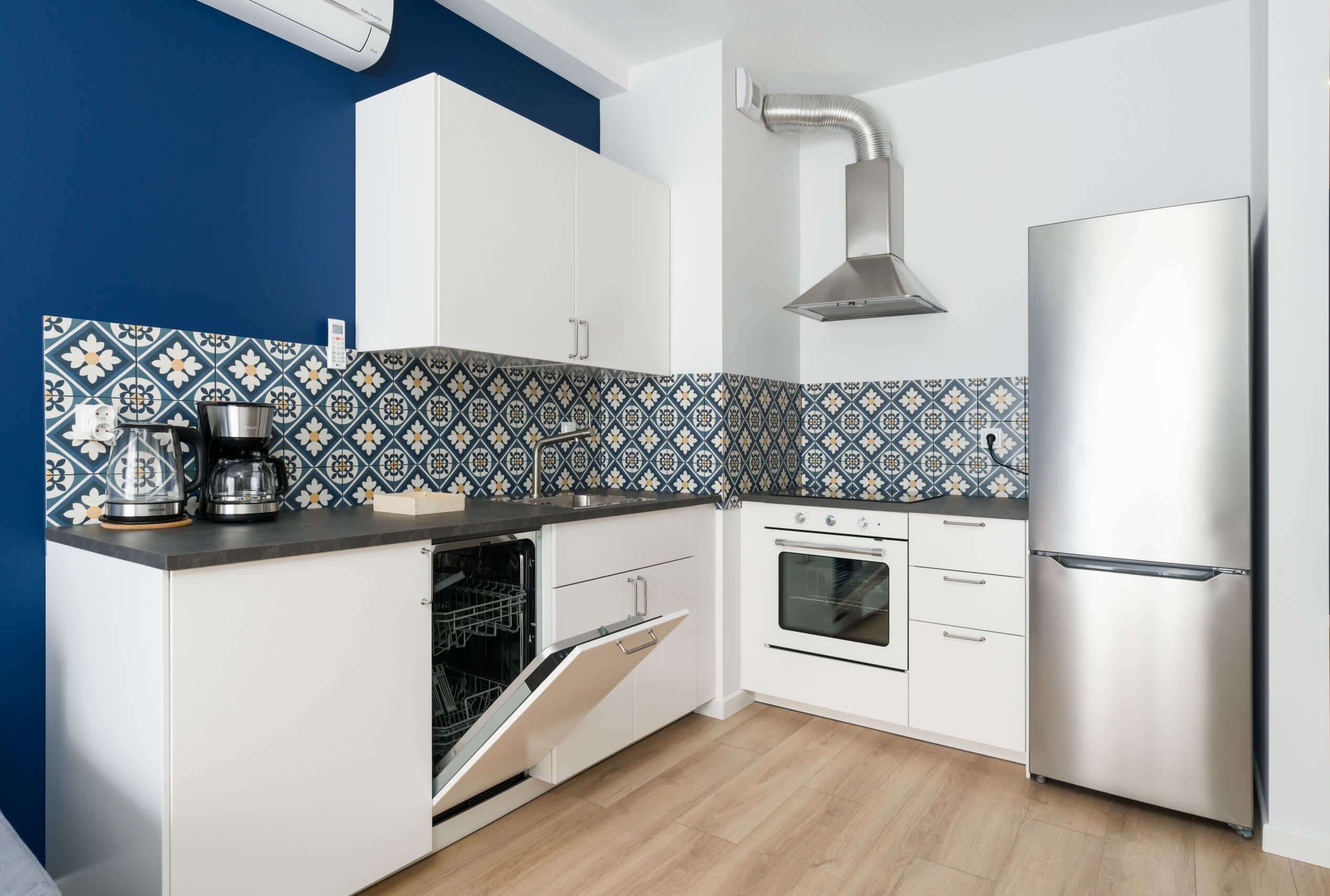 Fridge, oven, stovetop, dishwasher