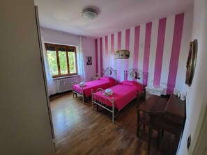 2 bedrooms, desk, iron/ironing board, free WiFi