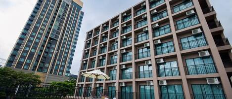 Vista frontal de la propiedad