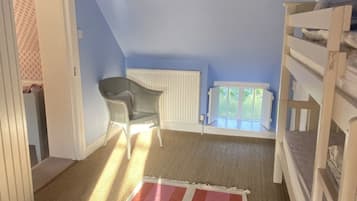 5 bedrooms, desk, iron/ironing board, travel cot