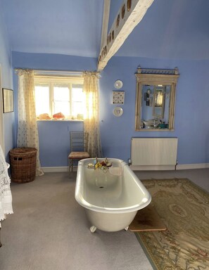 Bathtub, hair dryer, towels, soap - Stunning Somerset Farmhouse set in its own valley. (Dinnington)