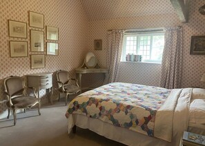 5 bedrooms, desk, iron/ironing board, travel crib - Stunning Somerset Farmhouse set in its own valley. (Dinnington)