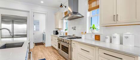 Een magnetron, een vaatwasser, een koffiezetapparaat/waterkoker