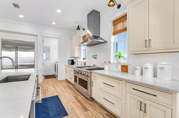 Mikrowelle, Geschirrspüler, Wasserkocher mit Kaffee-/Teezubehör, Toaster