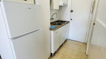 Een koelkast, een magnetron, een koffiezetapparaat/waterkoker