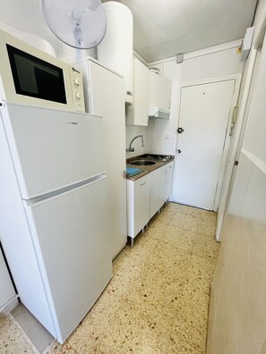 Kühlschrank, Mikrowelle, Wasserkocher mit Kaffee-/Teezubehör, Toaster