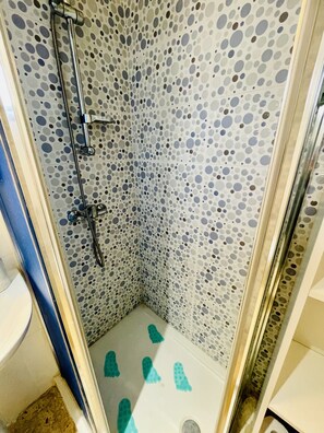 Douche, serviettes fournies