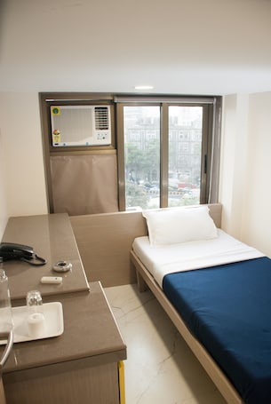 Escritorio, espacio para trabajar con laptop y wifi gratis