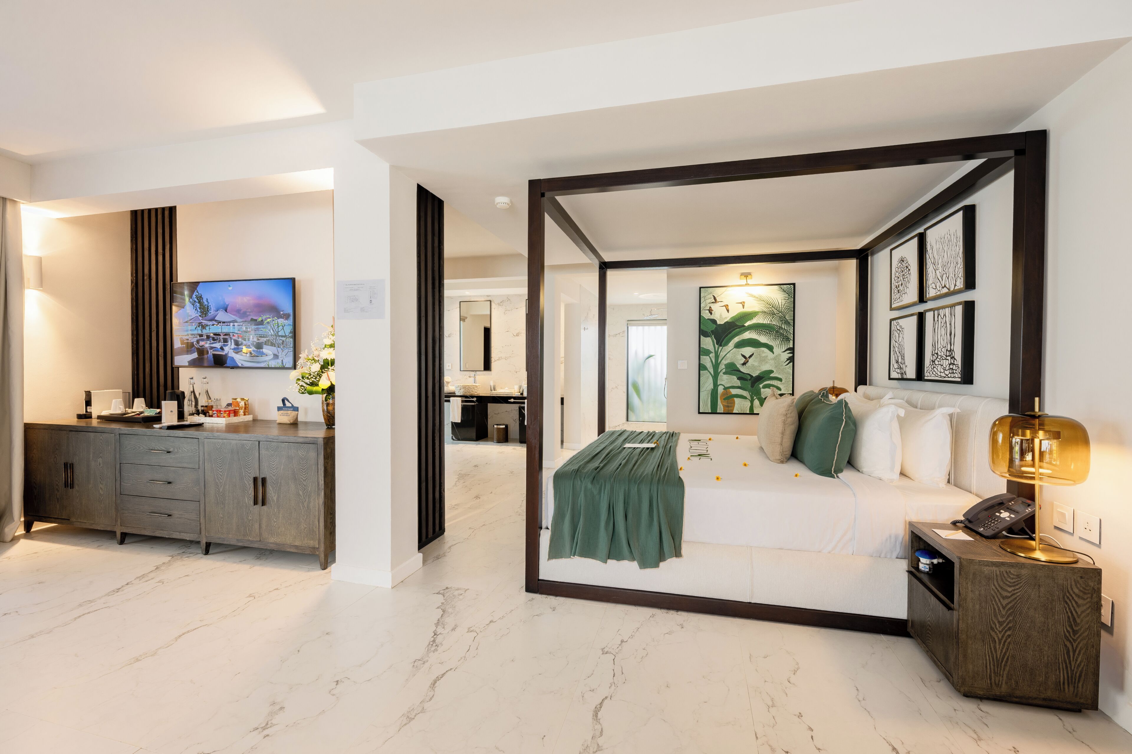 Senior suite, bubbelbad | Luxe beddengoed, een minibar, een kluis op de kamer, een bureau
