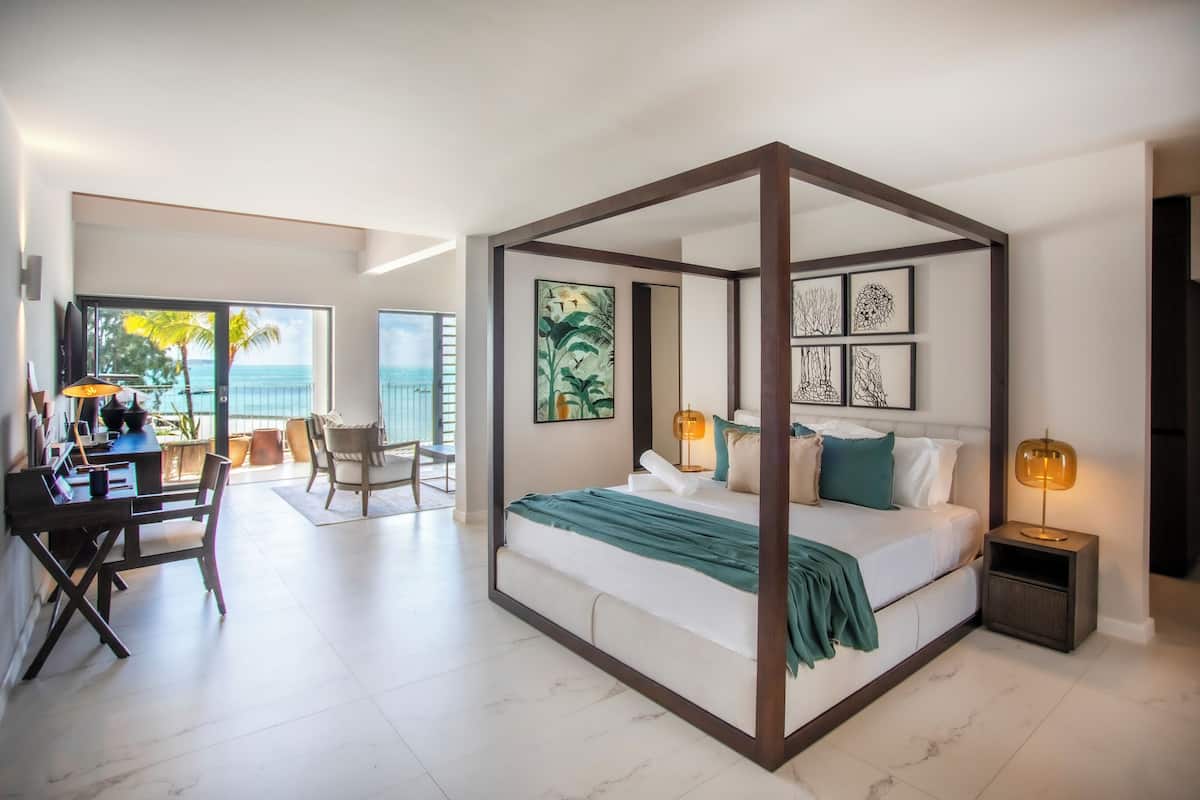 Junior suite, bad | Luxe beddengoed, een minibar, een kluis op de kamer, een bureau