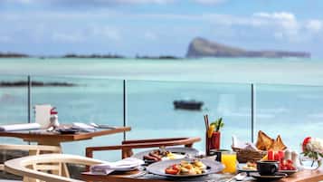 2 restaurants, breakfast, lunch served; local and international cuisine