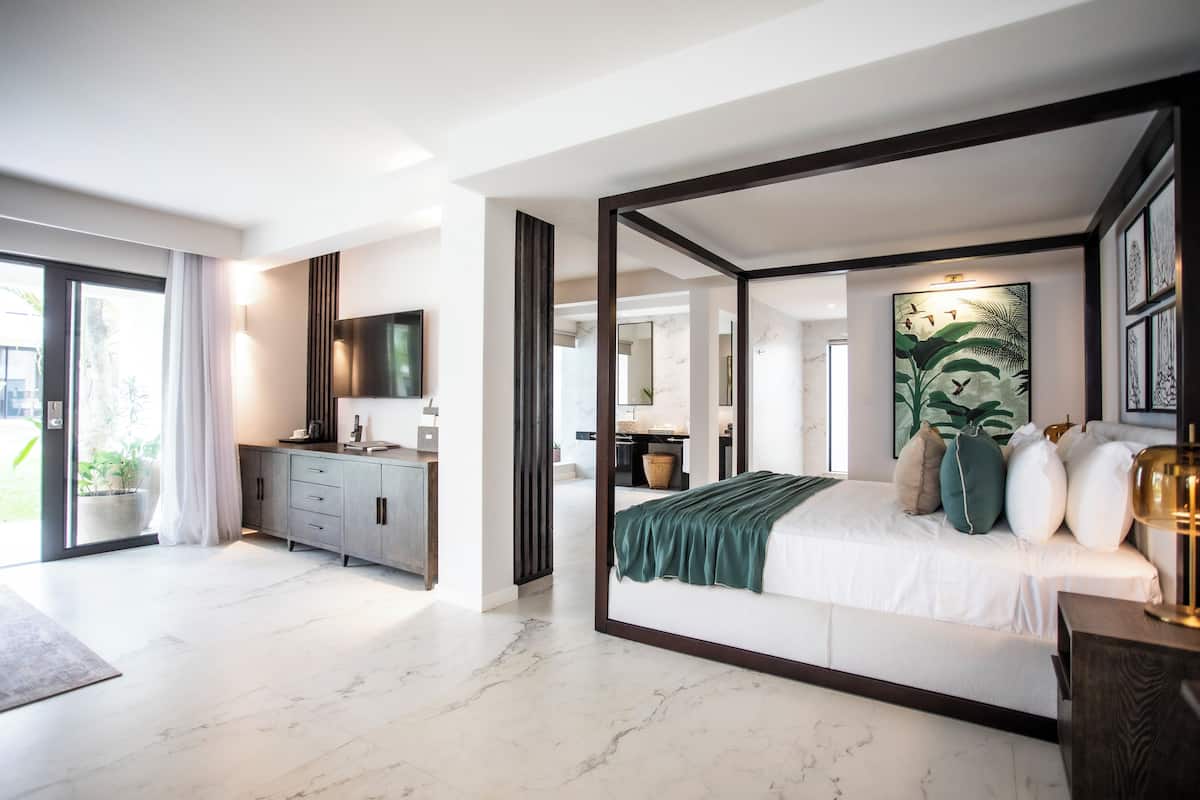 Senior Suite, Jetted Tub | Premium bedding, minibar, in-room safe, desk
