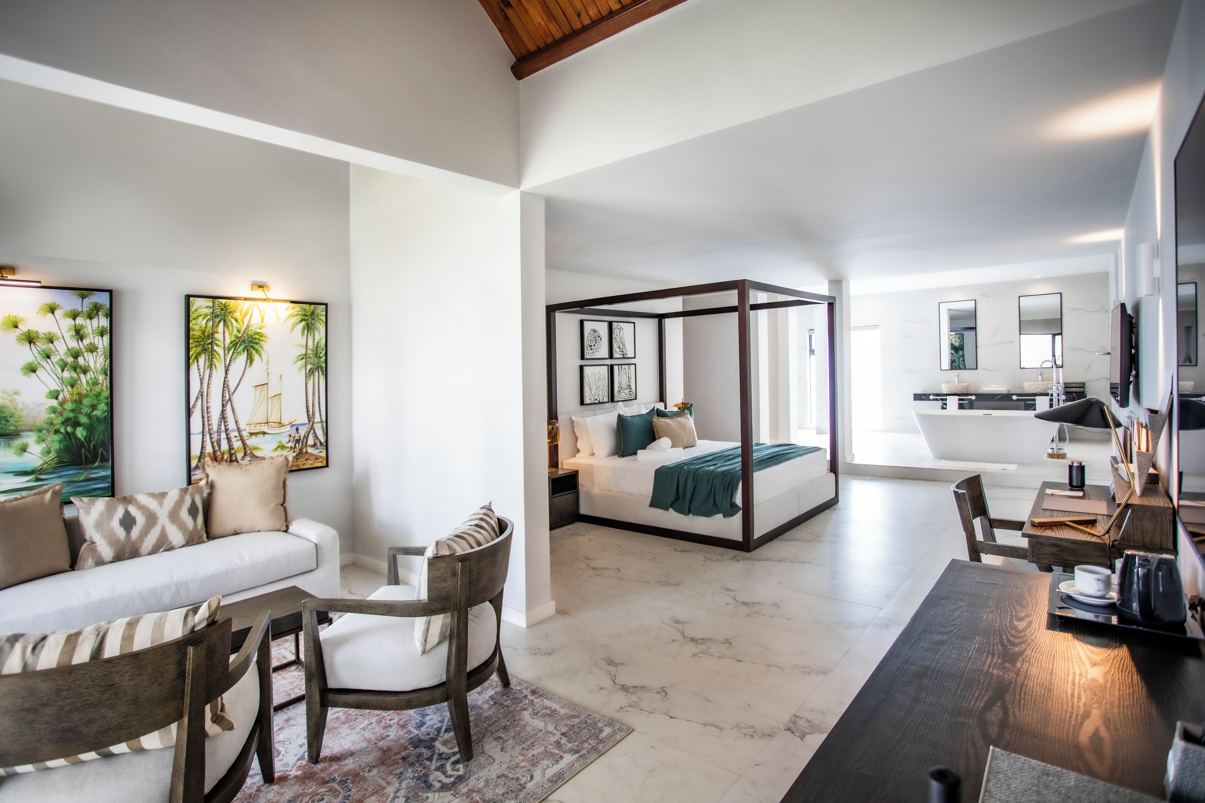 Suite junior, bañera | Ropa de cama de alta calidad, minibar, caja fuerte y escritorio