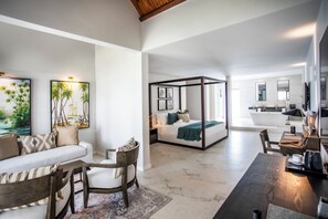 Junior-Suite, Badewanne | Hochwertige Bettwaren, Minibar, Zimmersafe, Schreibtisch