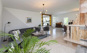 Villa (Five bedroom villa with swimming pool) | Sala de estar | Televisión 