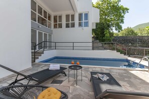 Villa (Five bedroom villa with swimming pool) | Alberca | Alberca al aire libre por temporada y sombrillas en la alberca 