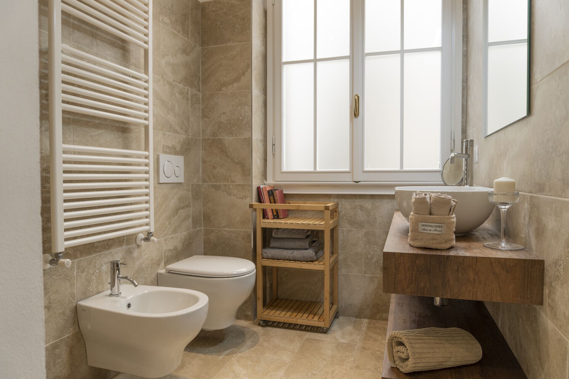 Bruser, hårtørrer, bidet, håndklæder