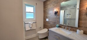 Combined shower/tub, hair dryer, towels