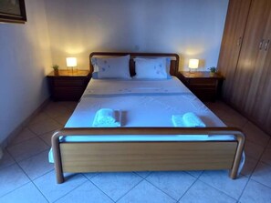 3 bedrooms, desk, iron/ironing board, free WiFi - Private 2 floors holiday home in Leptokarya. (Leptokarya)