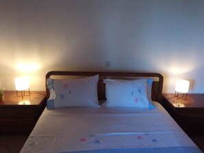 3 bedrooms, desk, iron/ironing board, free WiFi