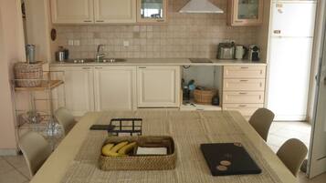 Frigorífico, cafetera o tetera, hervidor eléctrico y tostadora