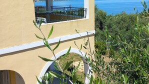 Un immeuble doté d’un balcon donnant sur la mer.