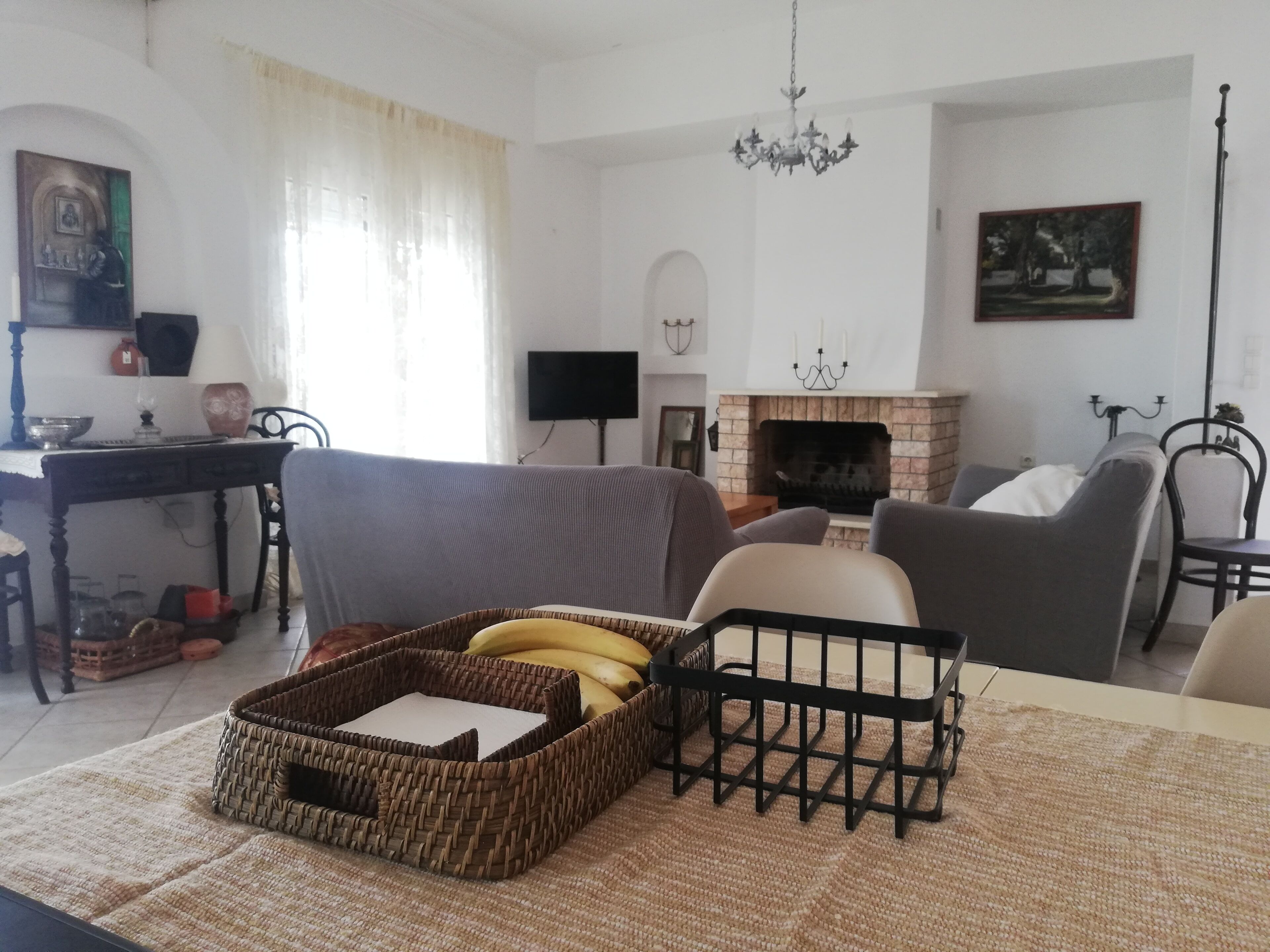 Een televisie en een open haard