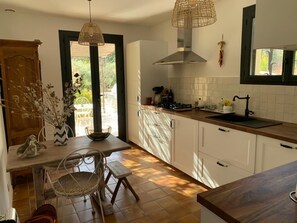 Een koelkast, een microgolfoven, een oven, een kookplaat