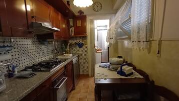 KĂŒhlschrank, Mikrowelle, Ofen, Herdplatte